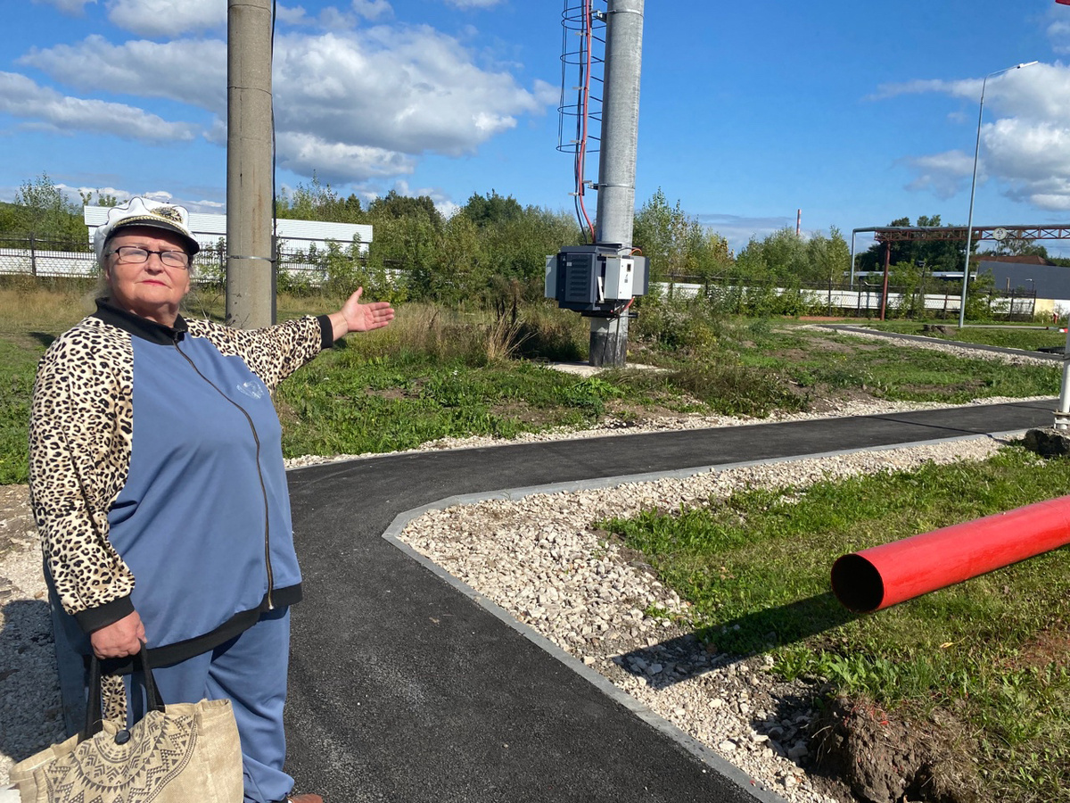 Надежда Аксёнова «рулевой» инициативной группы: «Знали, что будет трудно собрать деньги с соседей, но решились. Главное, что тротуар у нас теперь есть, и люди довольны»