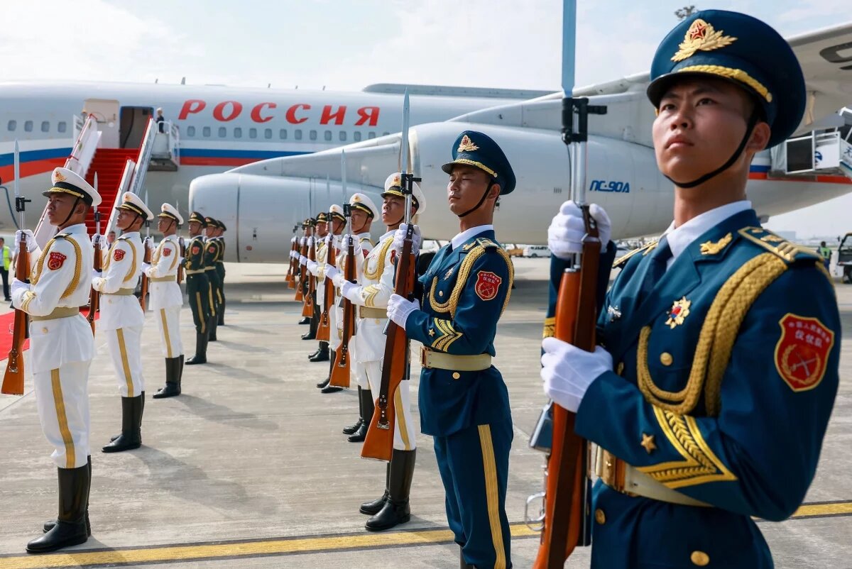    Прибывшего в Китай Путина встретил почётный караул