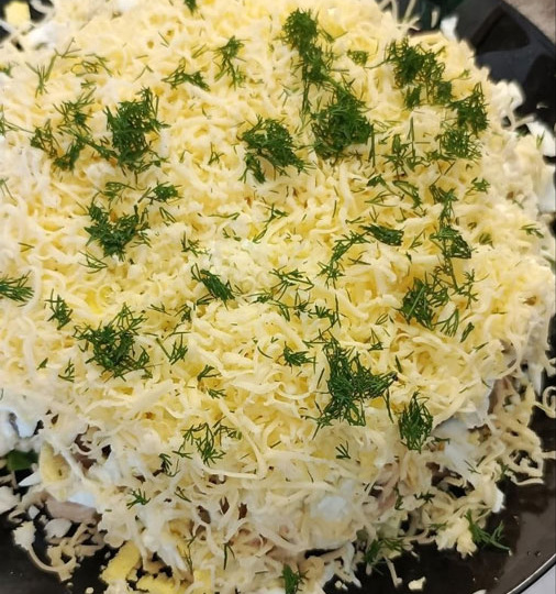 Слоёный салат с курицей и шампиньонами