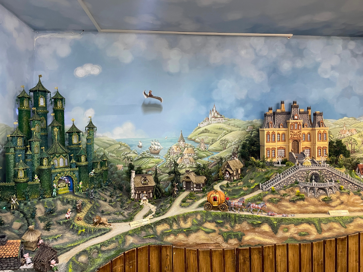 Кусочек мира сказок. Вглядитесь, чтобы понять о чем речь