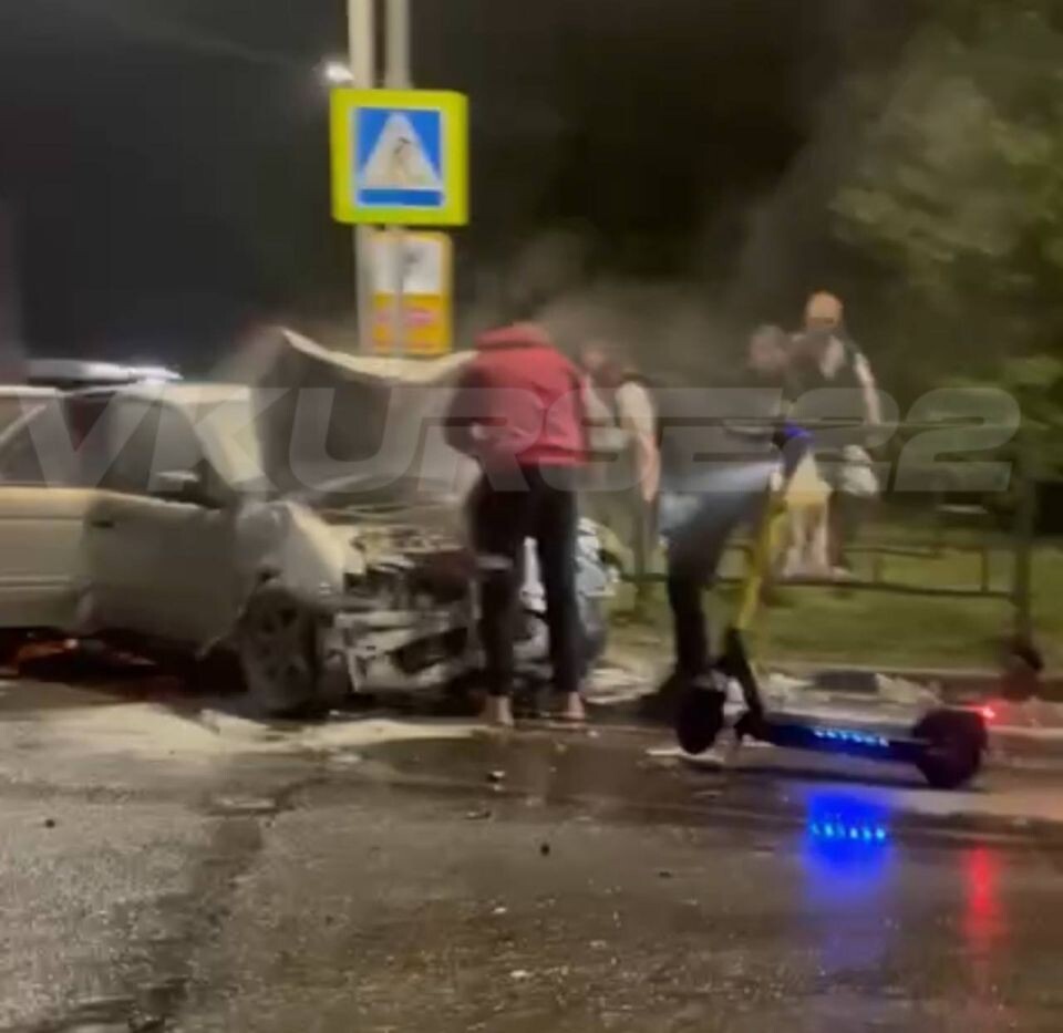    Ночная авария в Барнауле. Источник: "В курсе 22 | Барнаул"