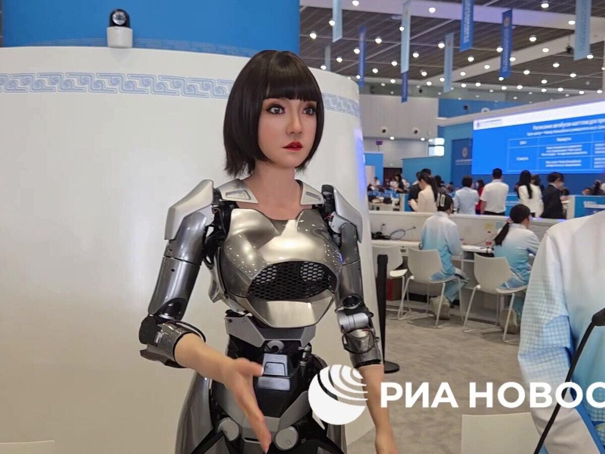    Человекоподобный робот Сяо Хэ в пресс-центре саммита ШОС© РИА Новости