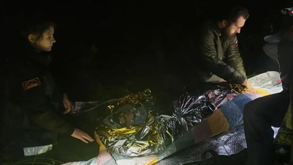    Бывает, двести метров на носилках могут занять три часа эвакуации. Фото: ЛизаАлерт