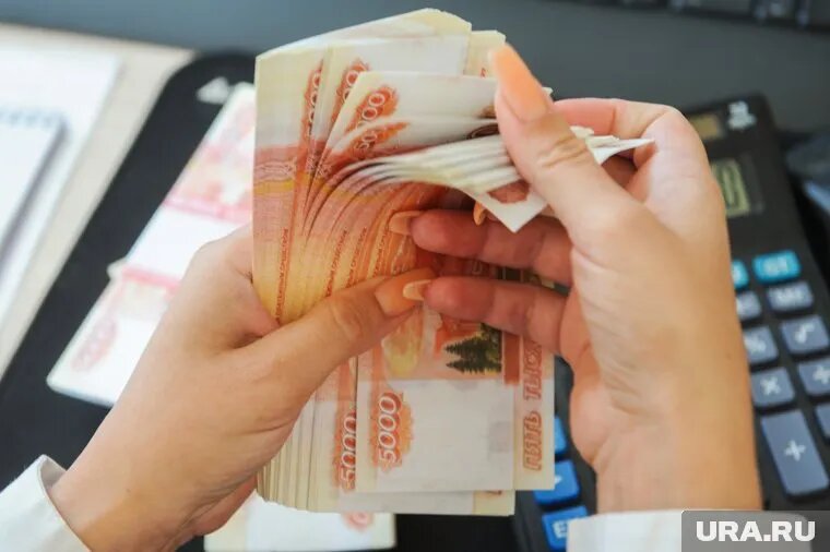 С сентября кредиты и займы в 50-200 тысяч рублей будут доступны для использования только через четыре часа после подписания договора
Фото: Вадим Ахметов © URA.RU