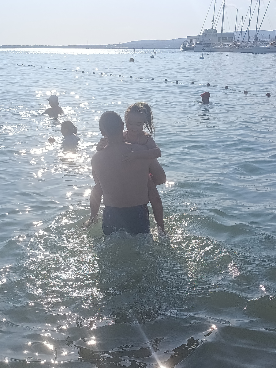 Больше всего морю радуются муж с дочкой 