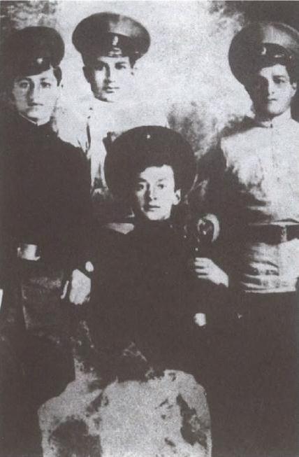 Маленький Лаврентий (внизу, по центру)