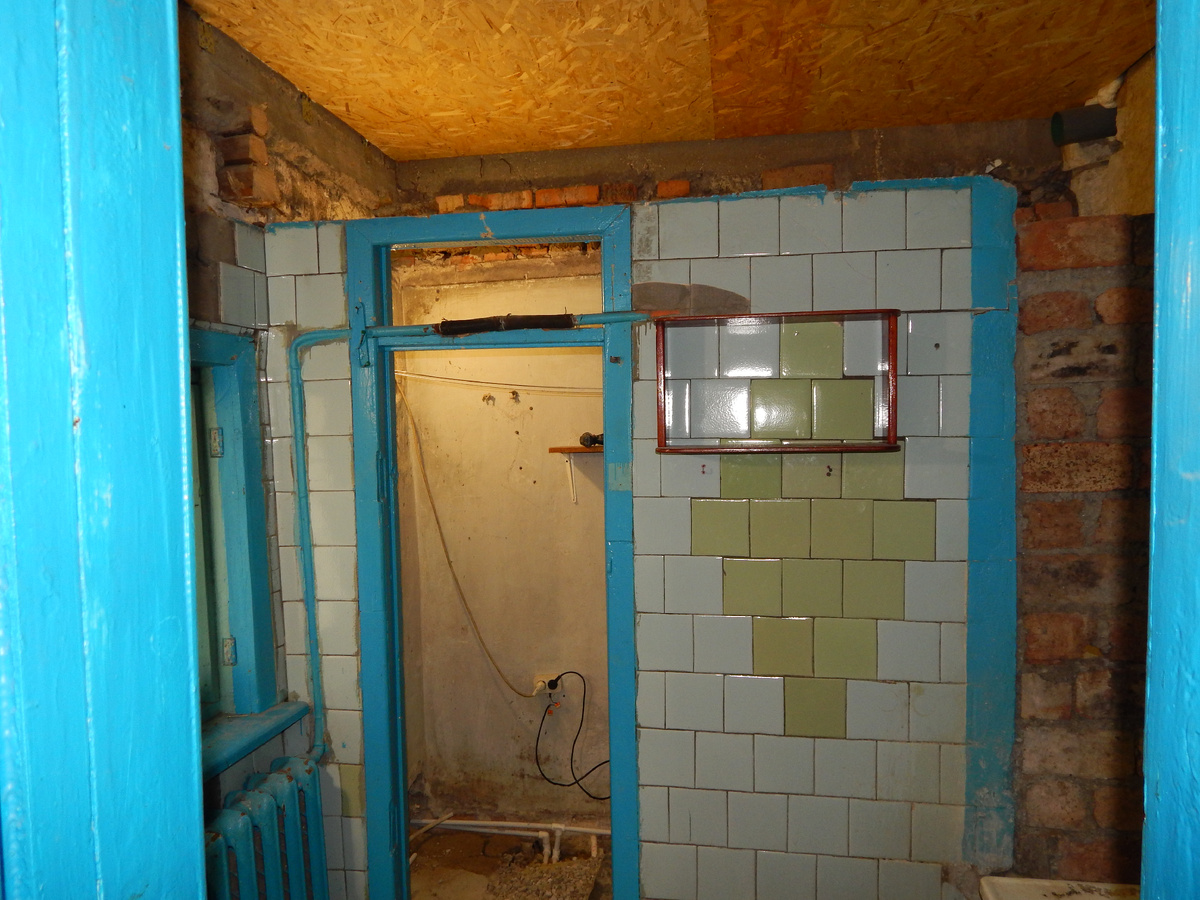 Вид в вернюю часть ванны с входа.