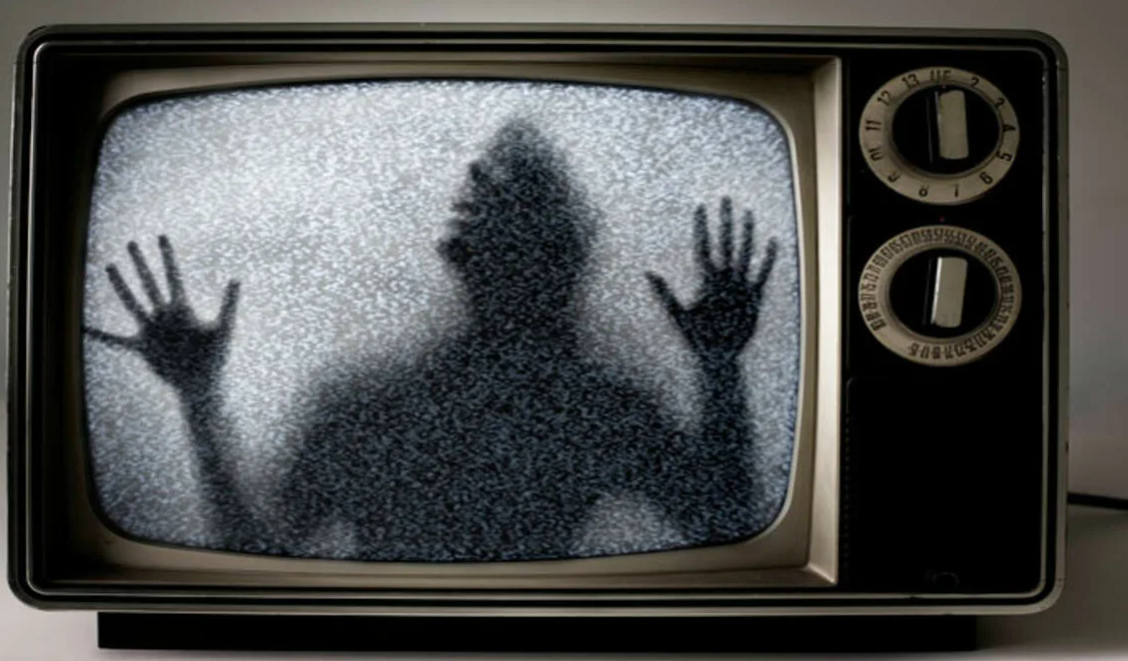 Пройдя в комнату, я без сил свалился на диван и включил телевизор. Но смотреть его я не мог, полностью погрузившись в свои мысли. И через некоторое время я начал засыпать под этот однообразный шум голосов и дождя за окном...