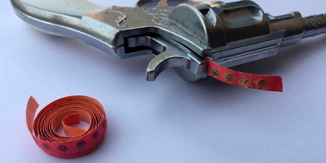 Неубиваемые игрушки были. Советский револьвер с пистонами. Полностью металлический. А этот запах незабываемый