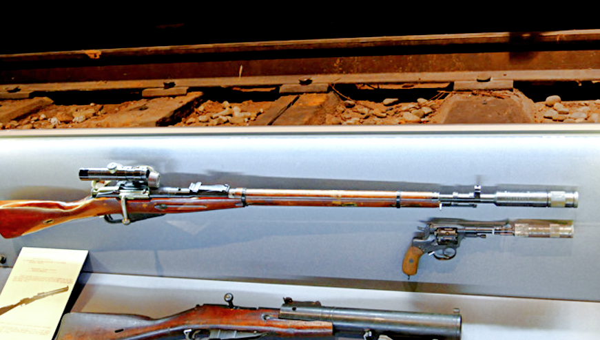 Наган и винтовка Мосина с глушителями, фото: histrf.ru