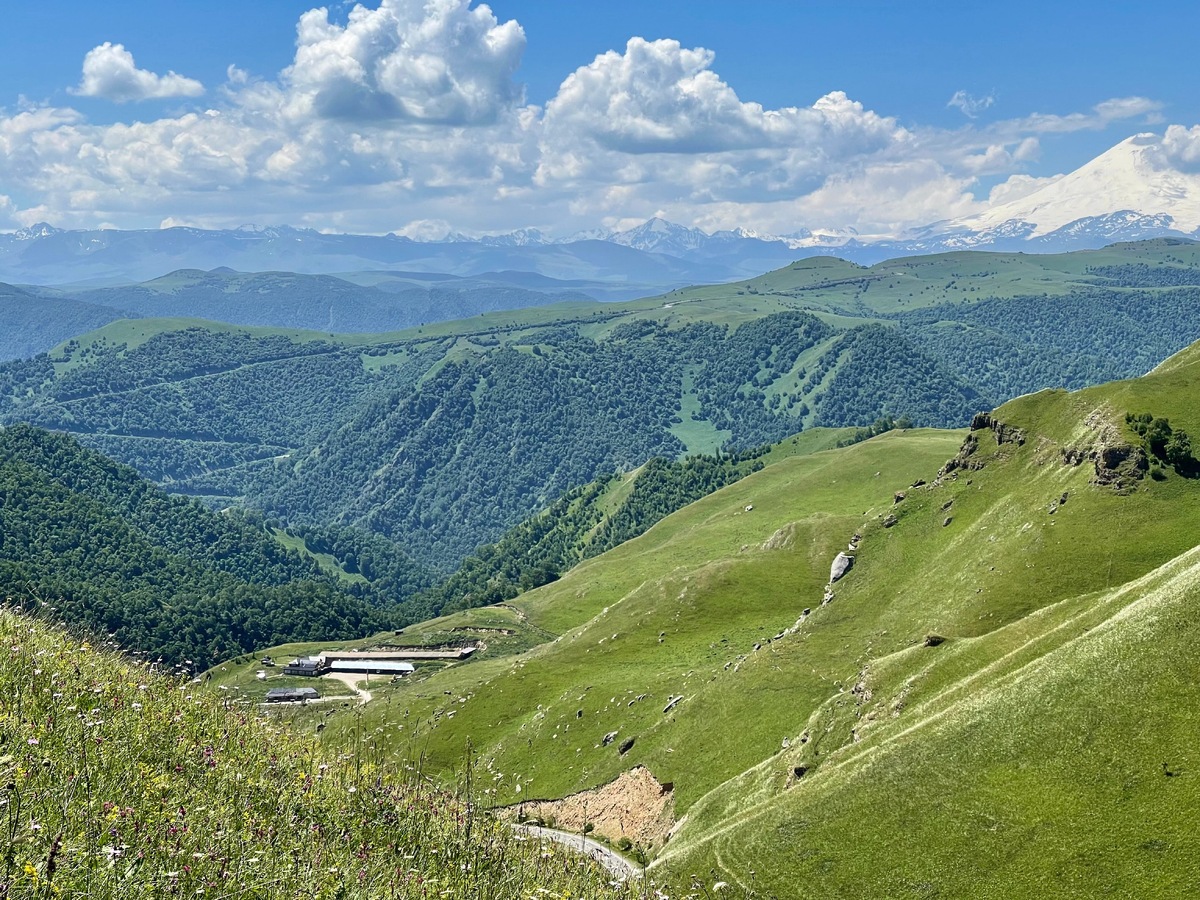Панорамная площадка по дороге к Долине Нарзанов. Эта дорога, ведущая к Эльбрусу, считается одной из самых красивых (если не самой) в этом регионе. Все панорамные площадки отмечены на карте, можно останавливаться на любой