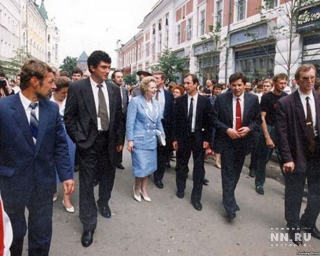 Губернатор Борис Немцов и Маргарет Тэтчер на ул. Большая Покровская 