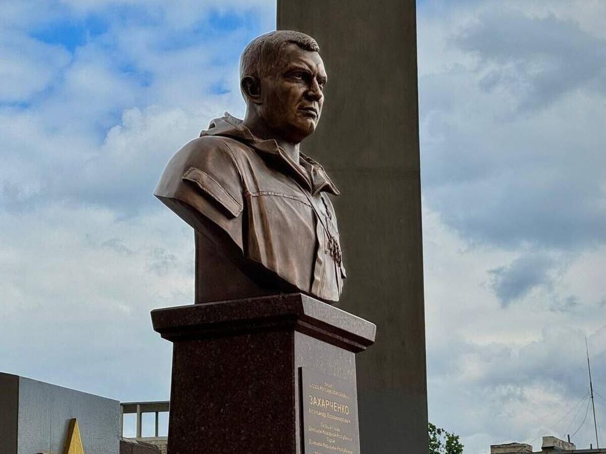    Памятник первому главе ДНР Александру Захарченко у здания Дома правительства в Донецке© РИА Новости