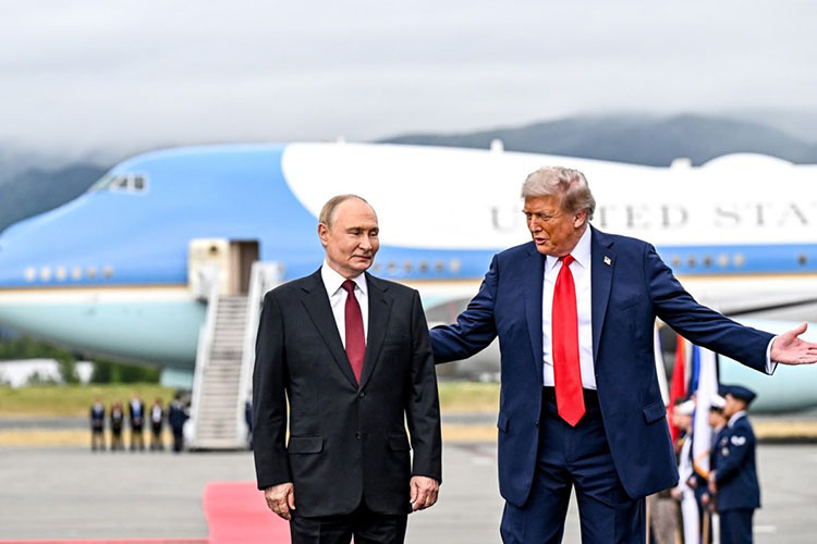    «Трамп показал Инфантино свою совместную фотографию с Путиным на красной дорожке и сопроводил это словами: «Путин выглядит хорошо, а я нормально. В общем, я тоже ничего, но Путин лучше, да?».   
Фото: kremlin.ru