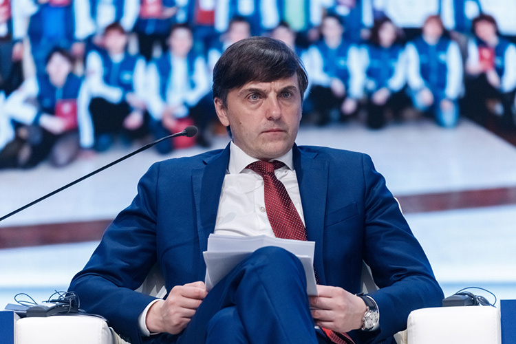    По словам главы минпросвещения Сергея Кравцова, нововведение в виде единого расписания уроков позволит точно отслеживать нагрузку на педагогов: сколько уроков и для какого количества детей провел учитель.   
Фото: «БИЗНЕС Online»
