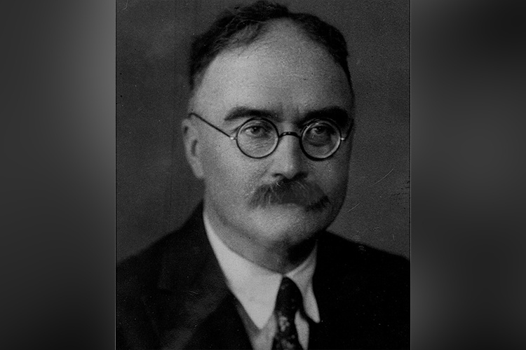    «В 1925 году французский мыслитель Морис Хальбвакс (1877–1945) выпустил труд «Социальные рамки памяти», где сформулировал мысль, что историческая память — это метафора, поскольку память есть только у индивида, после смерти его память также умирает».   
Фото: Medihal, wikimedia.org, CC0