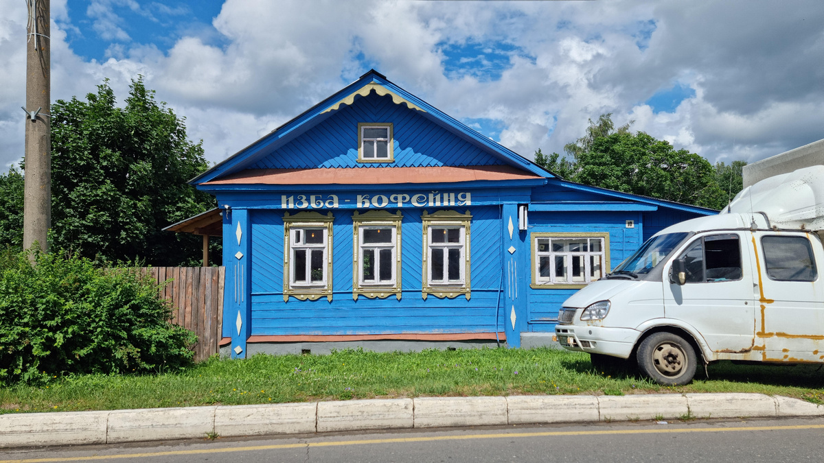 Плёсская движуха: старинные церкви, милые домики (типа “Избы-кофейни”), а я пытаюсь разобраться в карте, уворачиваясь от людей.