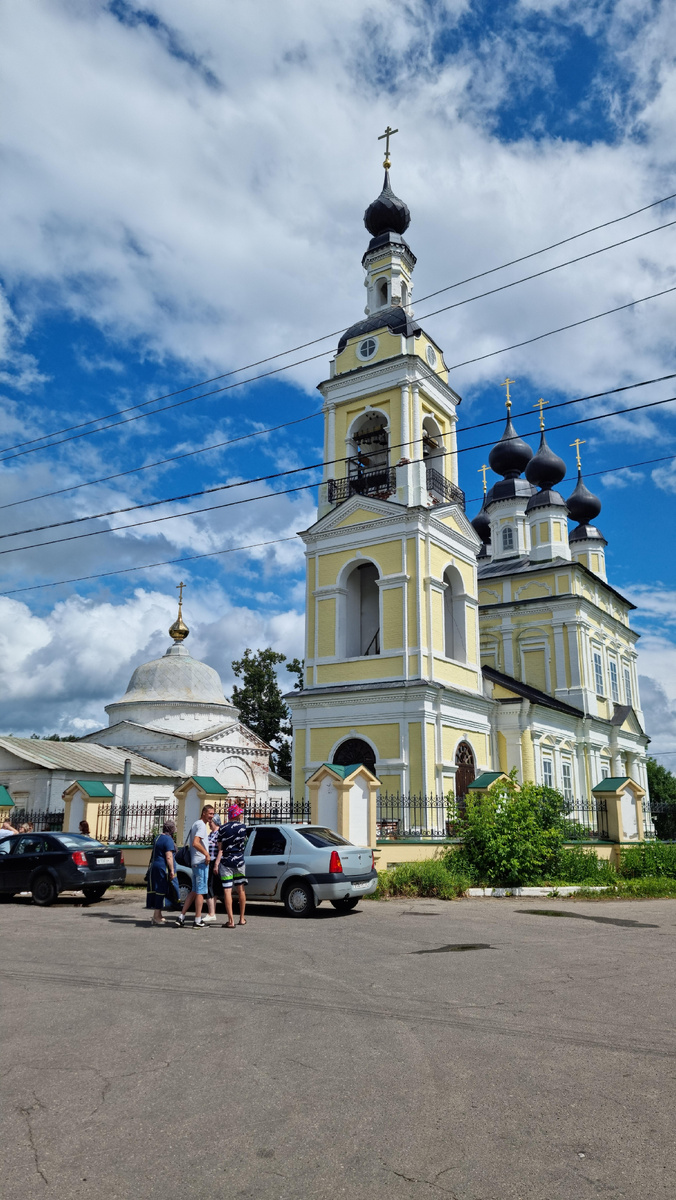Плёсская движуха: старинные церкви, милые домики (типа “Избы-кофейни”), а я пытаюсь разобраться в карте, уворачиваясь от людей.