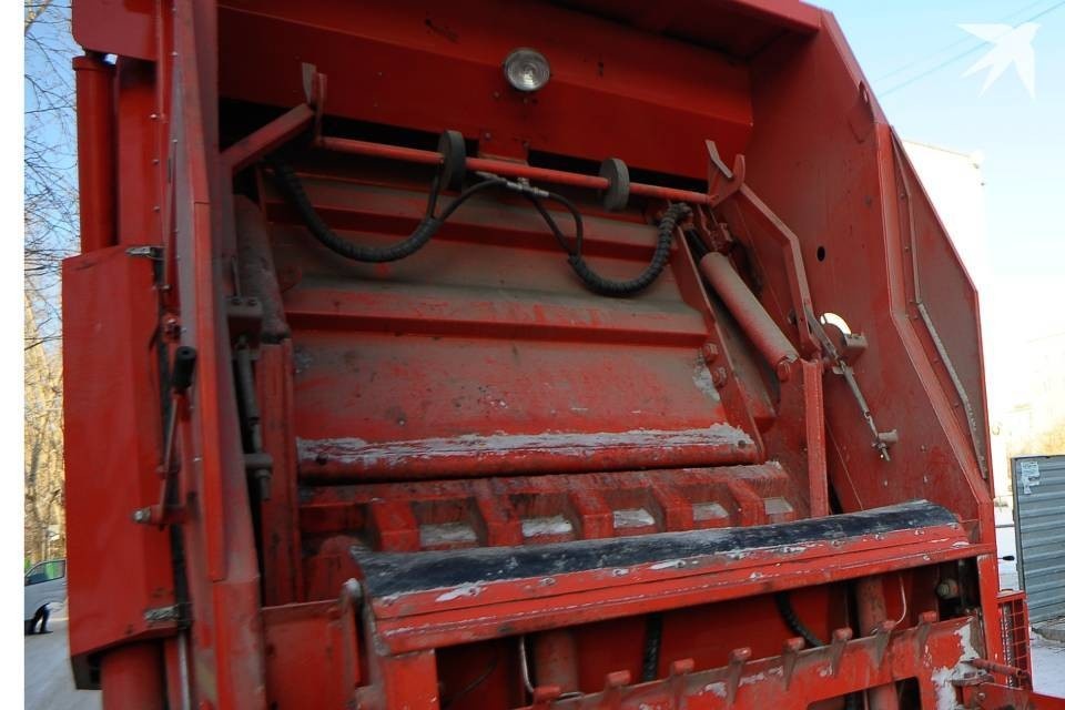    Из-за мусоровоза у мальчика оказались сломаны обе ноги. Алексей БУЛАТОВ