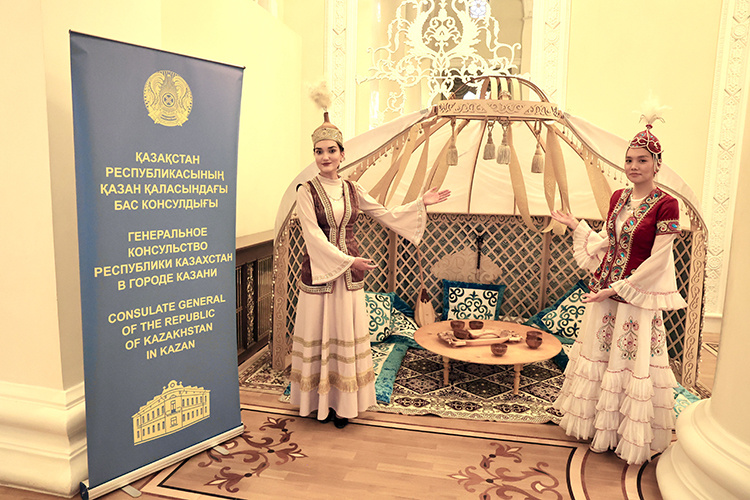    Организаторы постарались, в фойе в качестве фотозоны даже установили юрту, а желающих фотографироваться встречали девушки в национальных костюмах