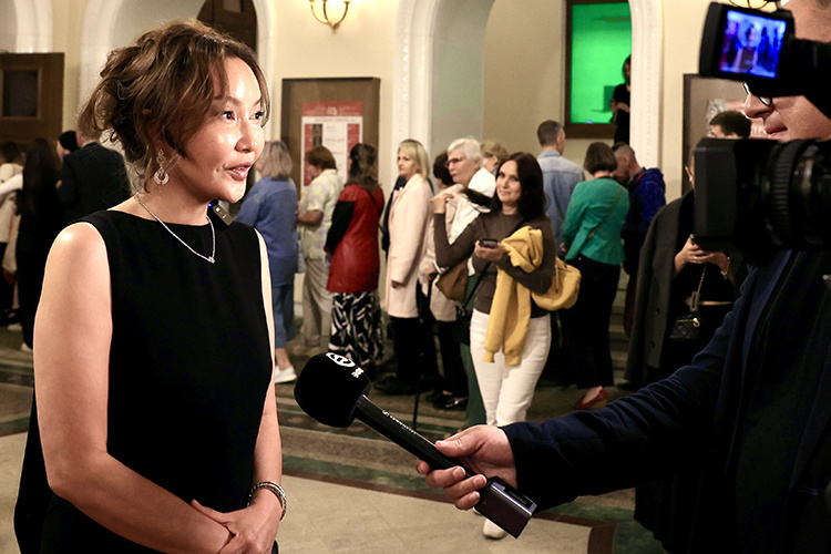    Айнур Копбасарова, директор театра им. Абая: «Для меня история Хан Султан — это история не просто женщины, а женщины великой степи, матери наших батыров, ханов. Ведь за каждым сильным мужчиной стоит великая женщина»