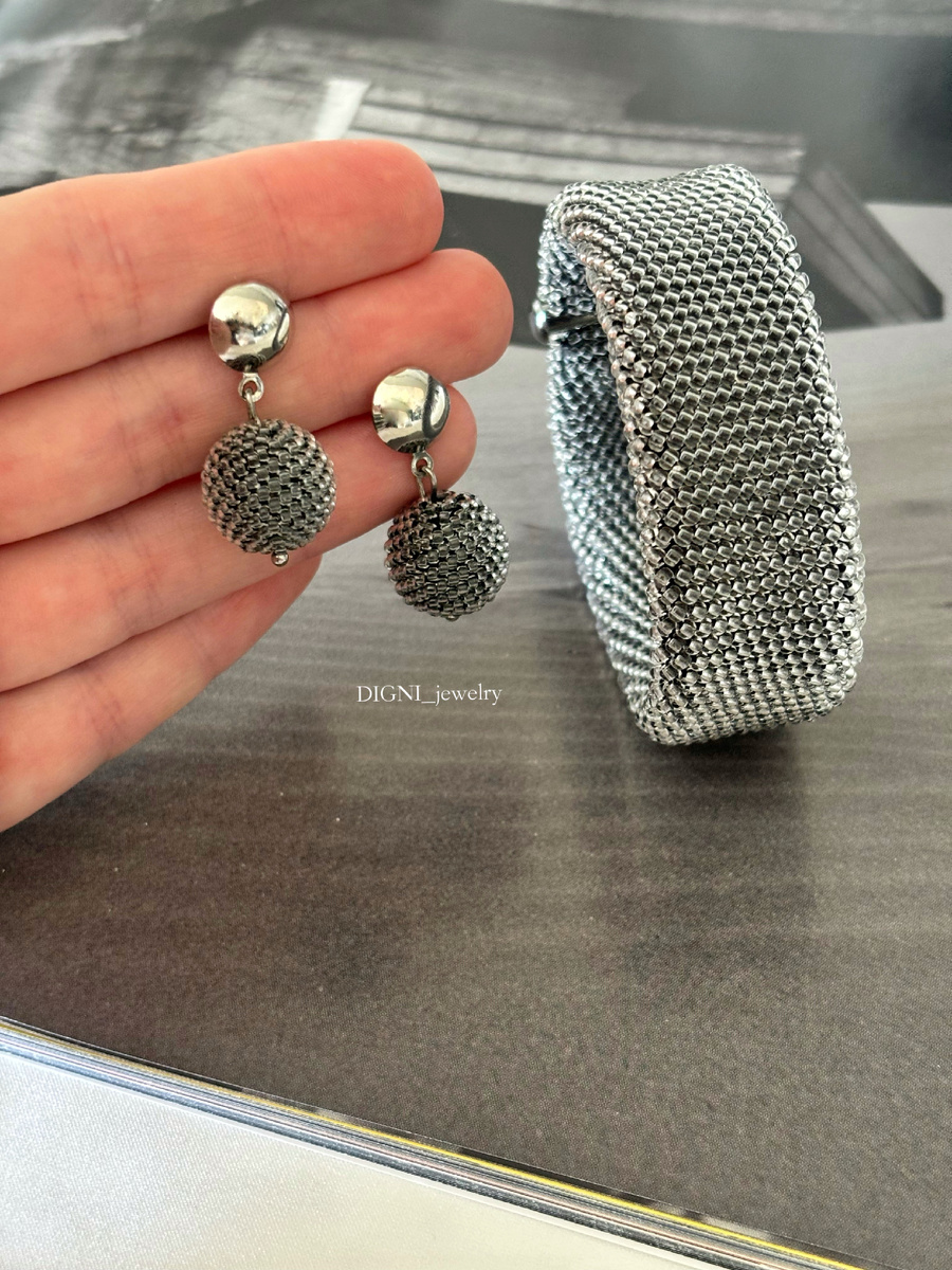 Весь комплект выполнен в едином стиле и цветовой гамме, что создаёт впечатление гармонии и завершенности. 