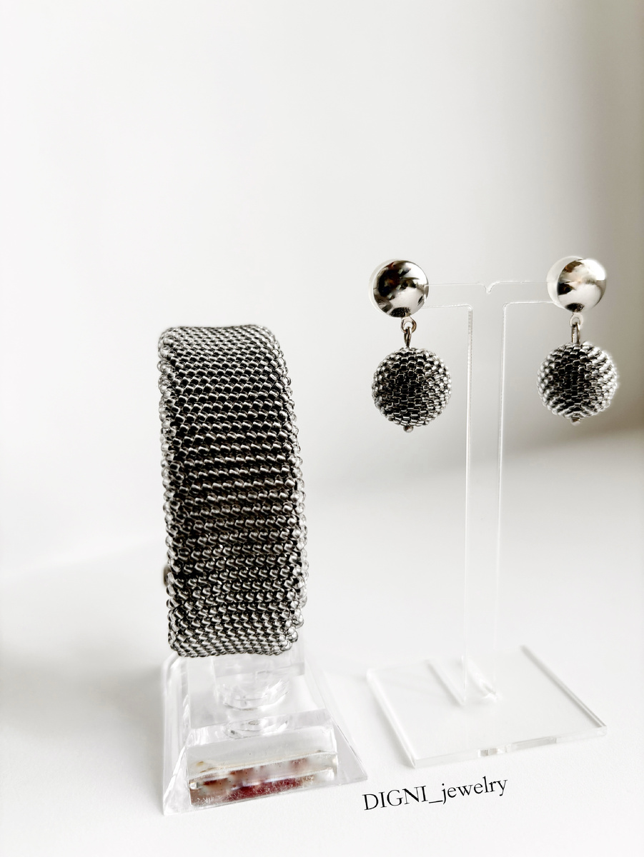 Комплект идеально подойдет для тех, кто ценит утонченность и оригинальность в аксессуарах.