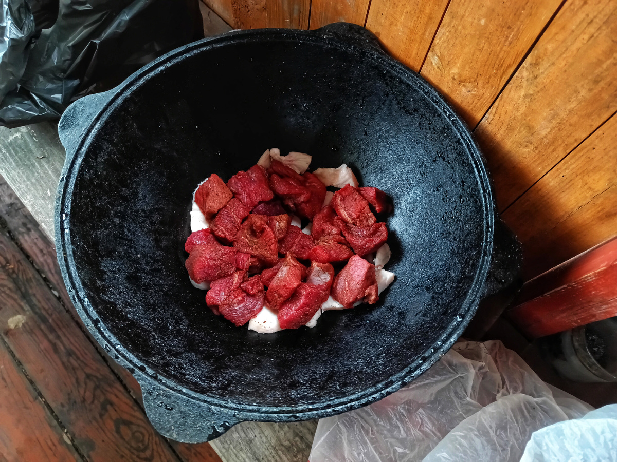 Видно кусочки курдючного жира под мясом 