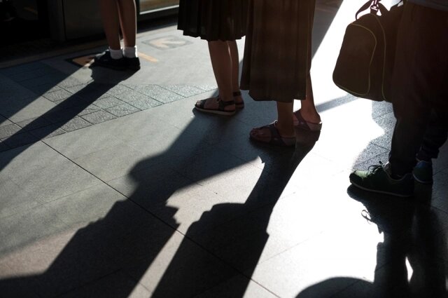    Чтобы поставить подписи люди вставали в очередь. Фото: ru.freepik.com