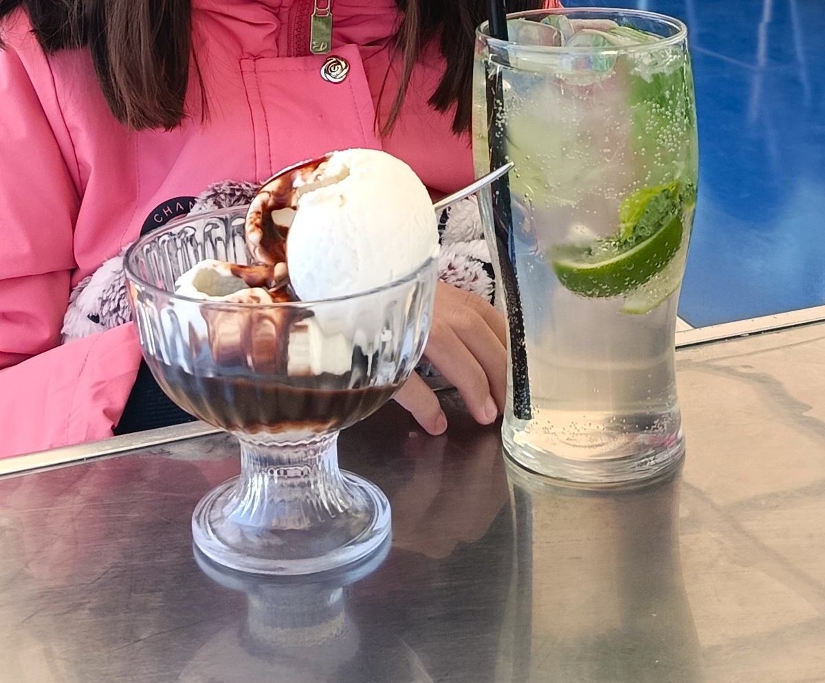 Мороженое и напиток на борту теплохода