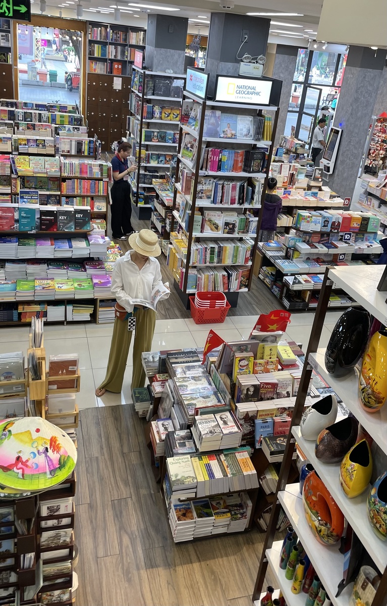г. Хошимин, Вьетнам. Я при выборе книг.