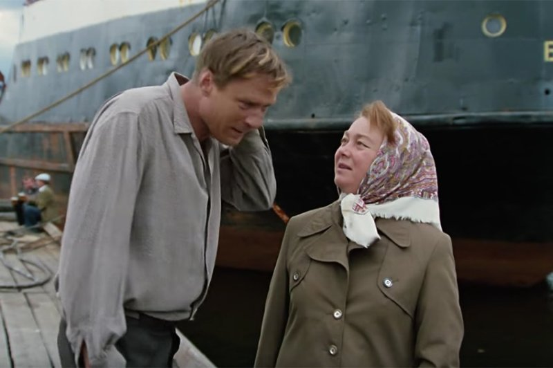 Кадр из фильма "Любовь и голуби"