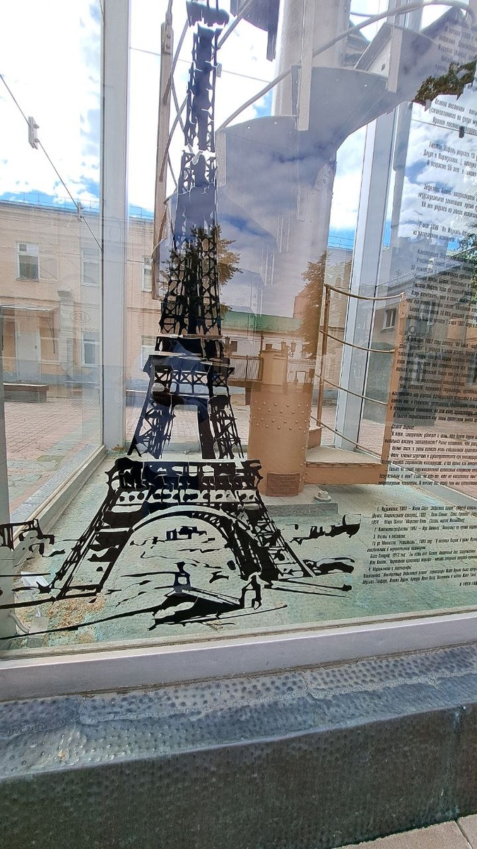 На стекле нанесено описание истории башни и её реставрации