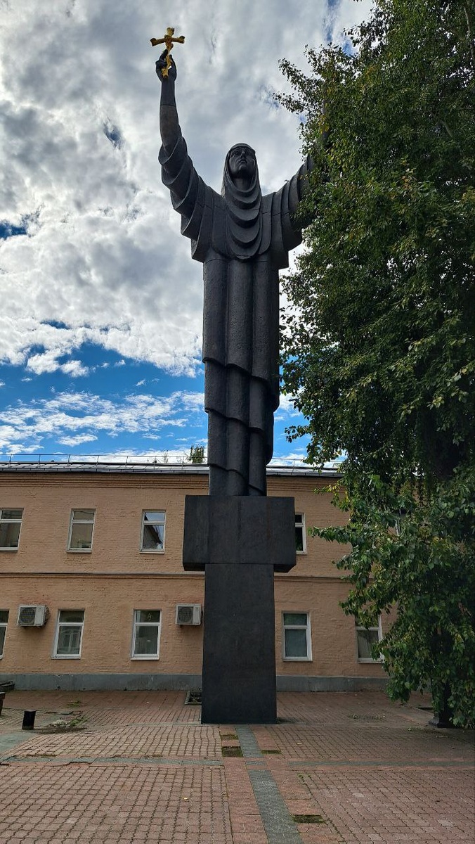 Двор особняка на петровке, где находится лестница. Эта скульптура Зураба Церетели - ориентир для вас.