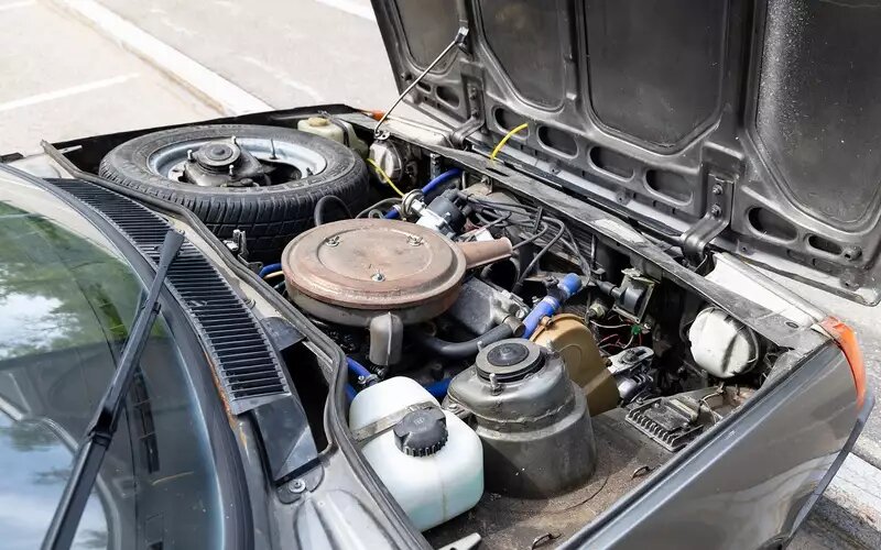    Под капотом все скомпоновано плотно, но очень грамотно.