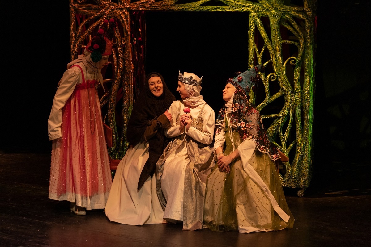    Театр открыл сезон премьерой прошлого года - волшебной сказкой «Аленький цветочек»