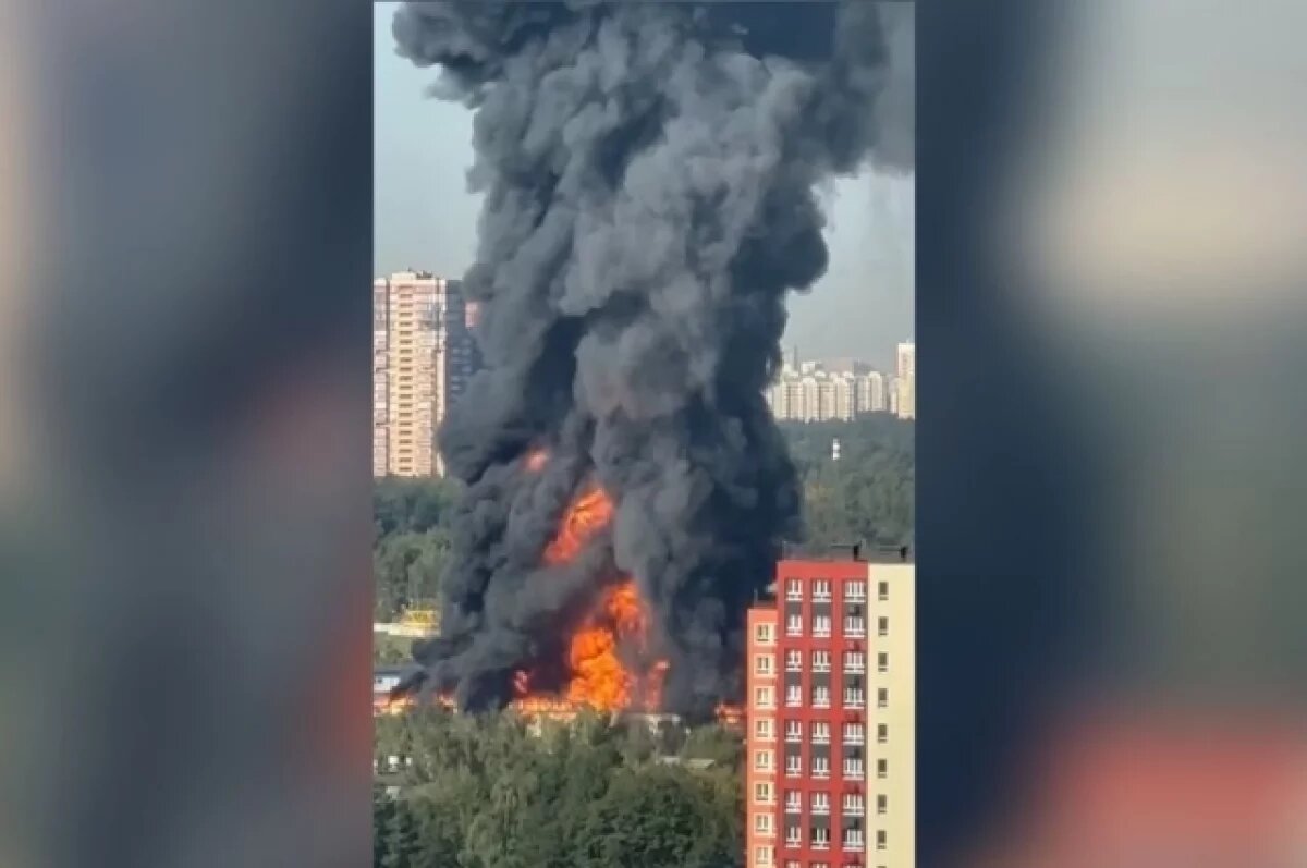    В сети опубликовали кадры пожара на складе в подмосковной Балашихе