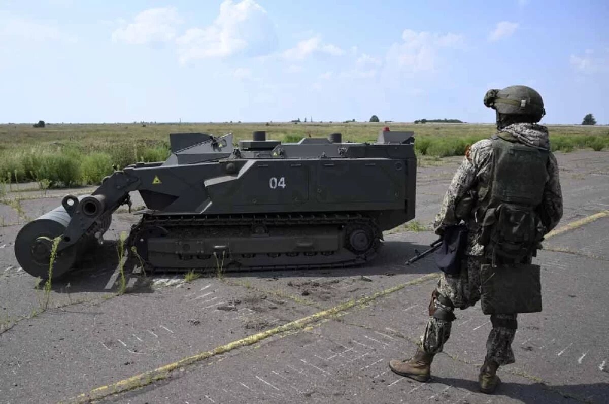    Робототехнический комплекс разминирования (робот-сапер) «Уран-6».