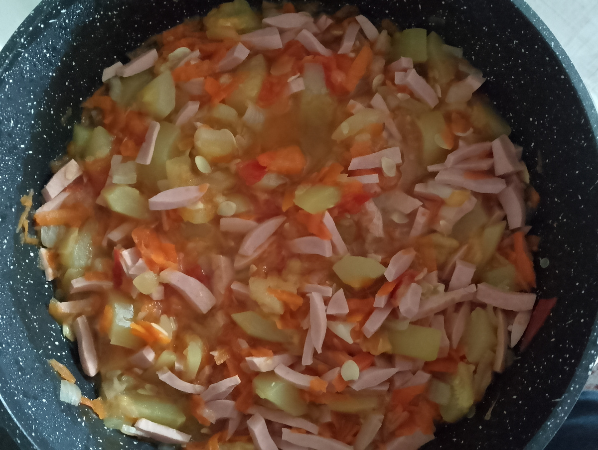 На обед тушила овощи (кабачок, помидор, морковь, лук, перец) с колбасой. Получилось всего две порции - сегодня и завтра на обед, т.к. был только один маленький кабачок. Фото автора