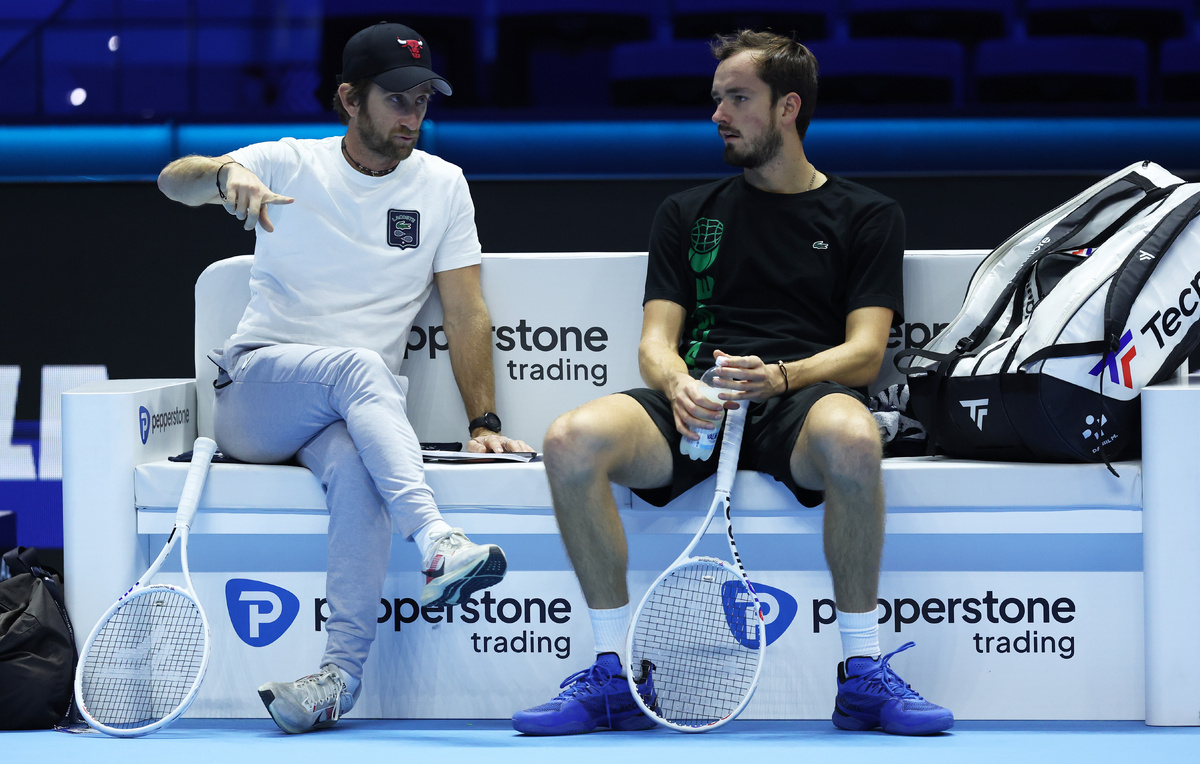    Жиль Сервара и Даниил Медведев  Clive Brunskill/Getty Images