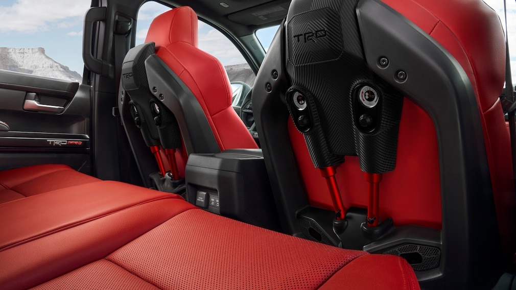 Эти кресла Toyota носят замысловатое название IsoDynamic Performance. 