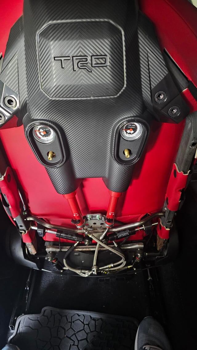 Ещё два амортизатора меньшего размера установлены горизонтально на уровне поверхности сиденья.