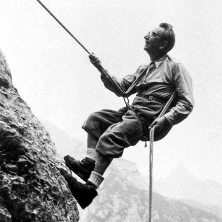 Виктор Эмиль Франкл (26 марта 1905, Вена, Австро-Венгрия — 2 сентября 1997, Вена, Австрия) — австрийский психиатр, психолог, философ и невролог, бывший узник нацистского концентрационного лагеря. Известен как создатель логотерапии (буквально: исцеление смыслом) — направления в экзистенциальной психологии и психотерапии.