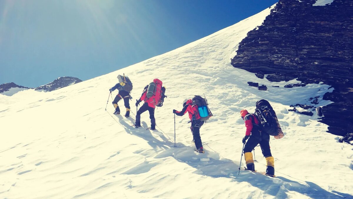 Альпинисты в полном снаряжении идут в горы  -Зачем!  фото: картинки яндекс.