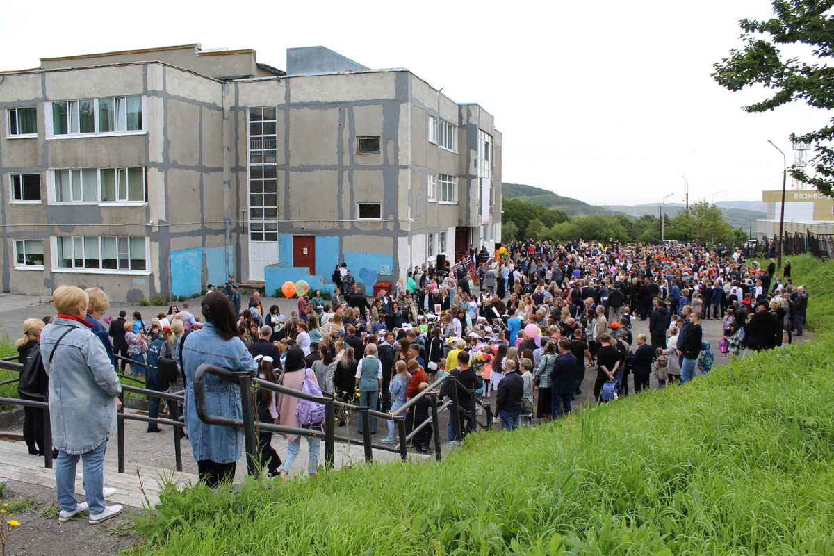 Торжественная линеййка учащихся СШ № 27 Петропавловска-Камчатского.