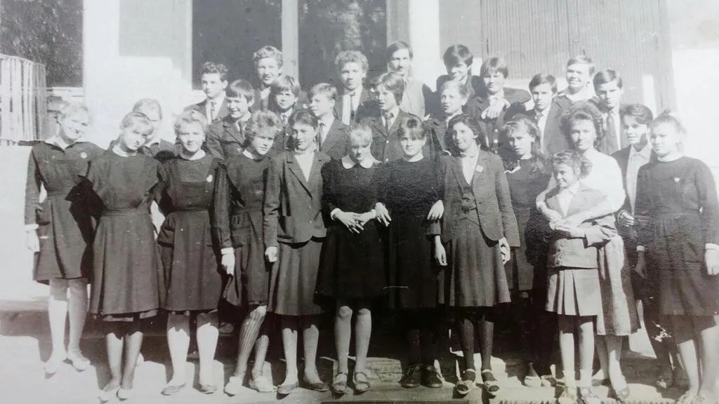 Фото автора канала: я в первом ряду первая слева (к сожалению, с 1 сентября у меня нет ни одного фото, но есть другие - некоторые из них использованы в ролике в конце статьи; там, кстати, есть фото с 1 сентября моей мамы - тогда еще первоклашки)