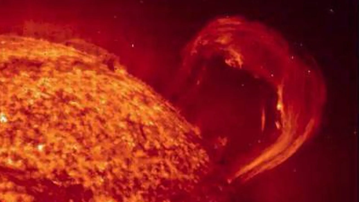 Выброс корональной массы в 1999 году вблизи солнечного максимума