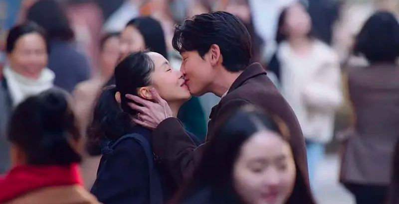 Ускоренный курс романтики - там есть и роман мамы с учителем, и роман между школьниками, и детективная линия, и проблемы "отцов и детей"