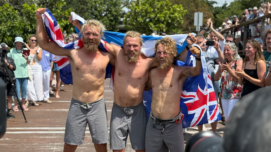 Эван, Джейми и Лахлана Маклин. Источник: https://www.abc.net.au/news/2025-08-30/scottish-maclean-brothers-finish-pacific-ocean-row/105711488