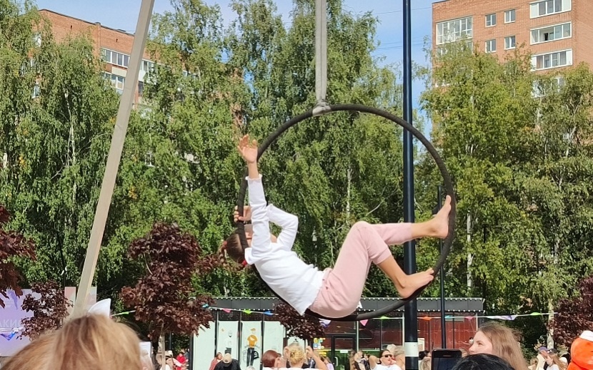    Дети могли попробовать себя в воздушной гимнастикеДана Солнцева